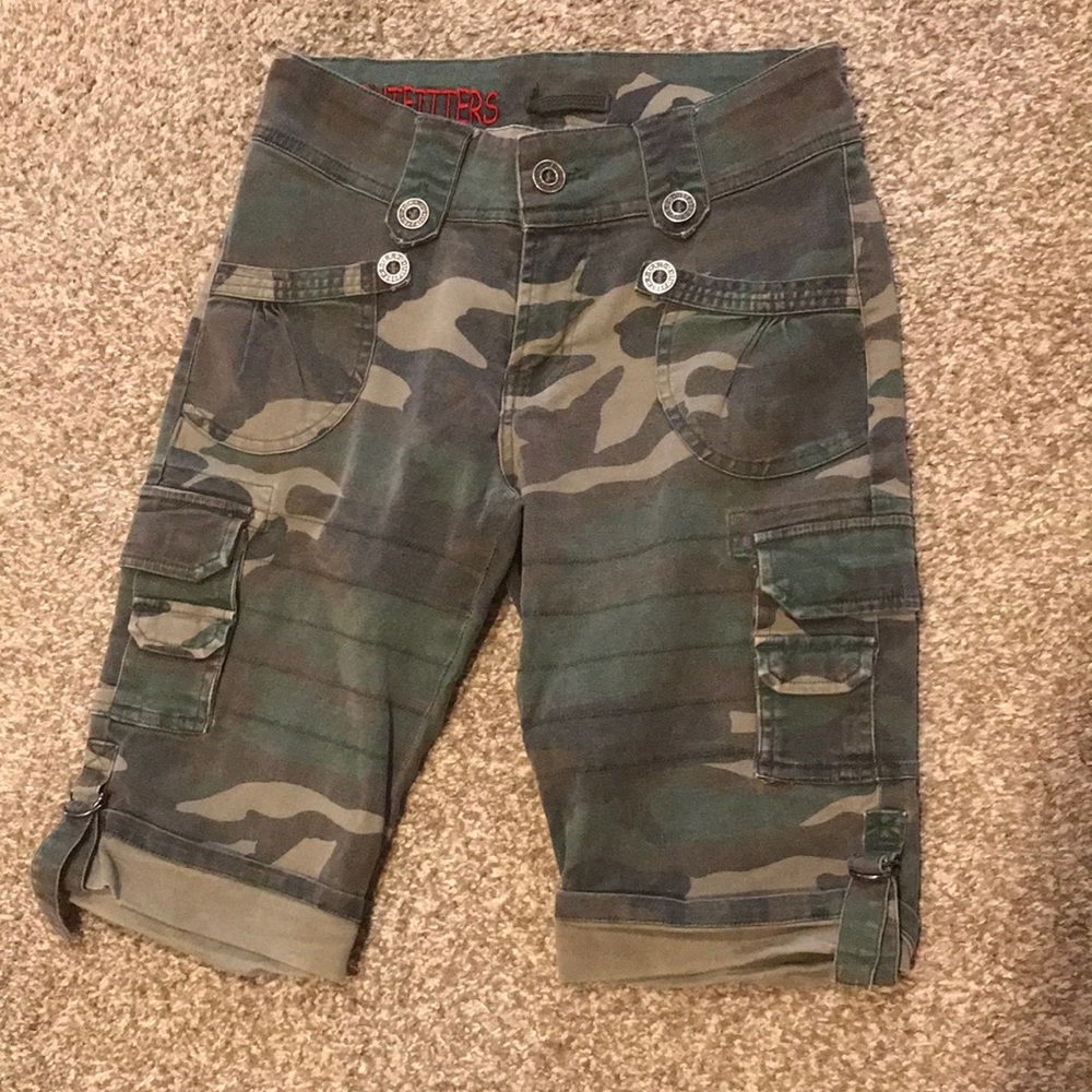 Vintage urban outfitters green camo cargo midi shorts